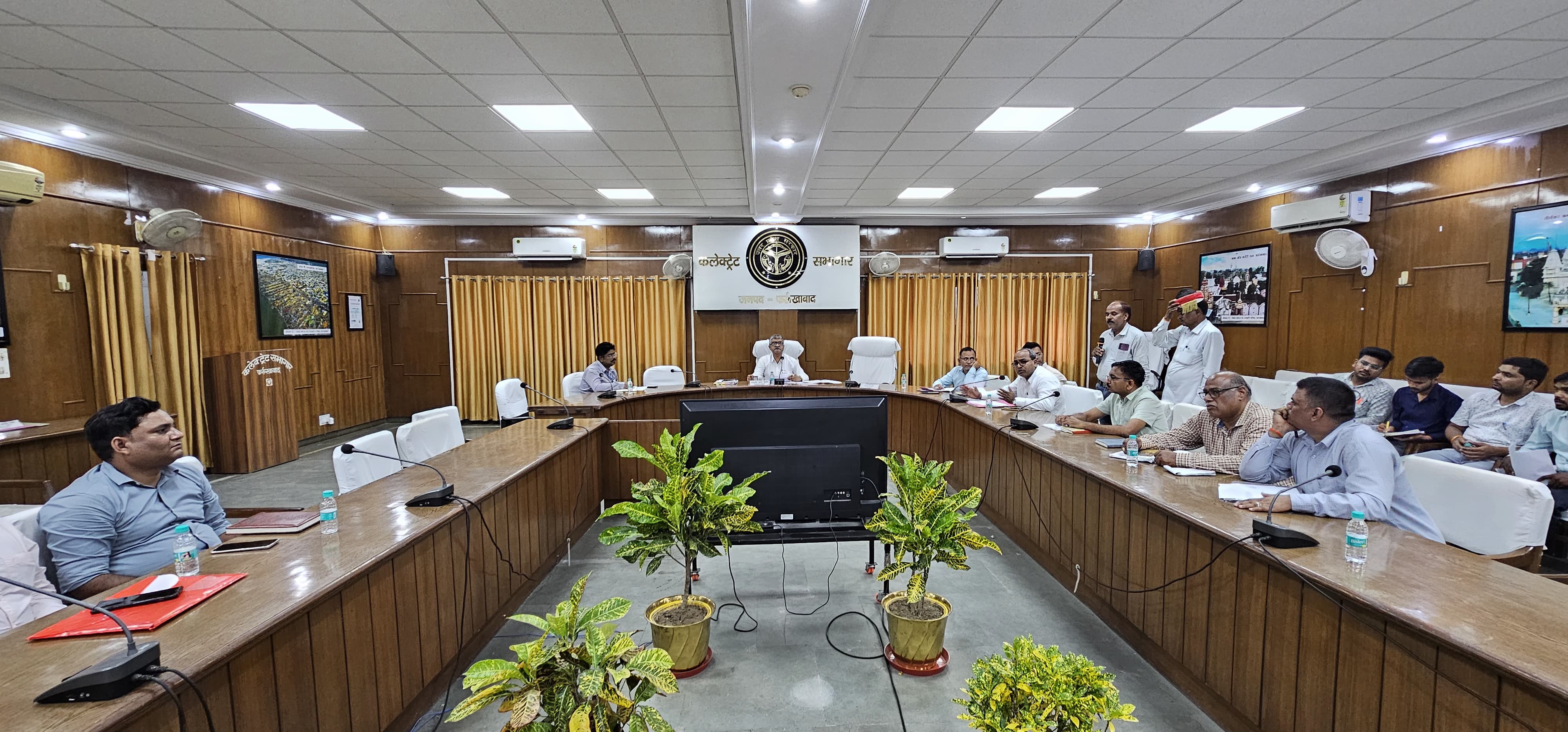 फर्रुखाबाद: जिलाधिकारी ने ऋणपरक योजनाओं की समीक्षा बैठक ली, बैंकों को चेतावनी