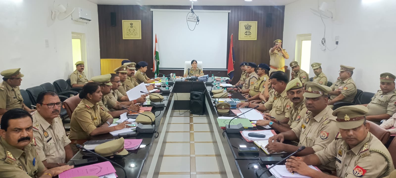 फर्रुखाबाद:फतेहगढ़ में सैनिक सम्मेलन एवं अपराध गोष्ठी आयोजित, पुलिस कर्मियों की समस्याएँ सुनी गईं।
