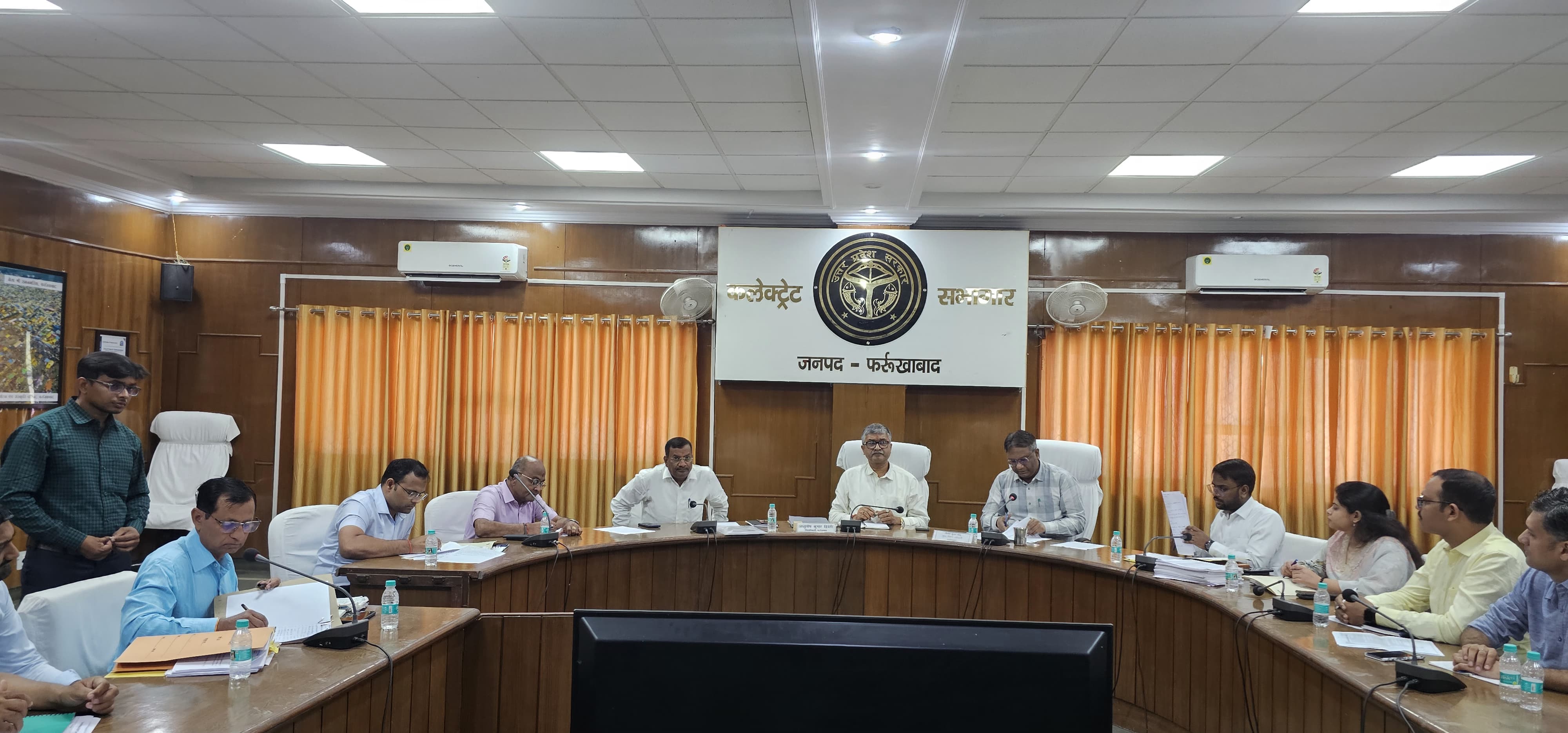 फर्रुखाबाद में दिव्यांगजन उपकरण वितरण की तैयारियों की समीक्षा बैठक