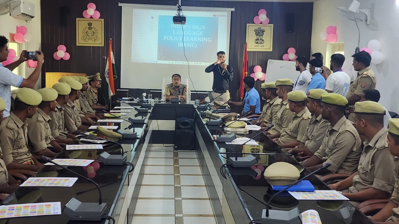 फर्रुखाबाद:अंतर्राष्ट्रीय सांकेतिक भाषा दिवस पर फतेहगढ़ में विशेष प्रशिक्षण कार्यक्रम आयोजित
