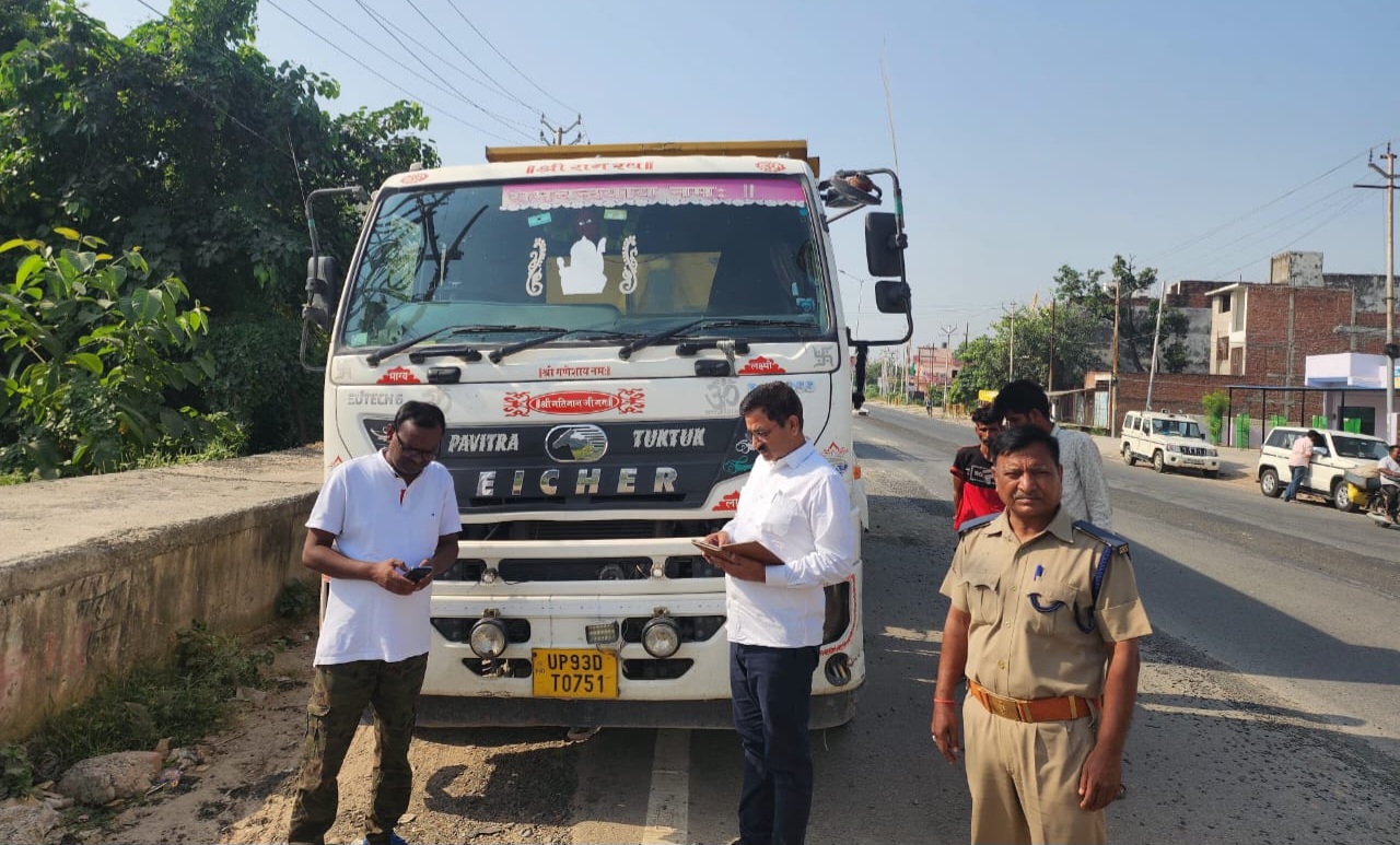 फर्रुखाबाद में संयुक्त चेकिंग अभियान : दो ओवरलोड ट्रक सीज, ₹69 हजार का जुर्माना।