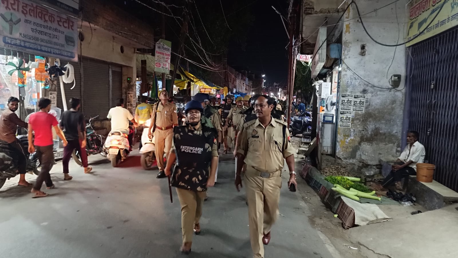 फर्रुखाबाद में अपर पुलिस अधीक्षक डॉ. संजय सिंह का फ्लैग मार्च