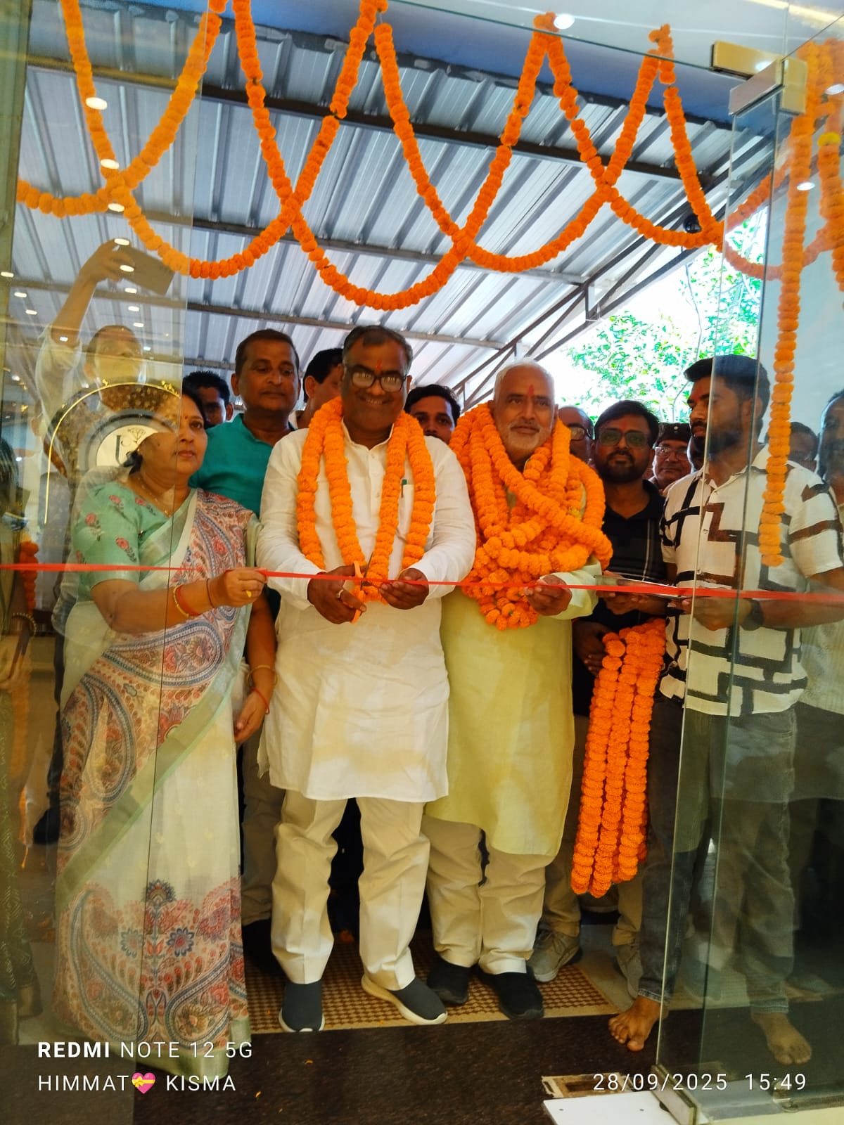 जौनपुर कैलाश ज्वेलर्स का भव्य उद्घाटन समारोह में मंत्री गिरीश चन्द्र यादव समेत कई नेताओं ने की शिरकत