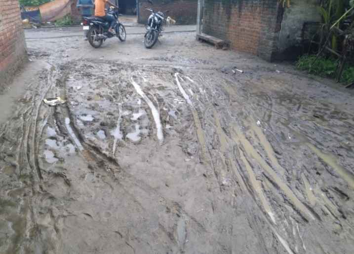पीलीभीत: ग्राम पंचायत सचिव व प्रधान जी द्वारा जनता को किया जा रहा गुमराह।
