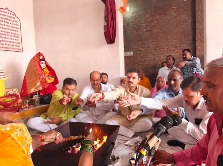 लखीमपुर खीरी : विधि विधान से पूजा अर्चना कर मनाई गई विश्वकर्मा जयंती
