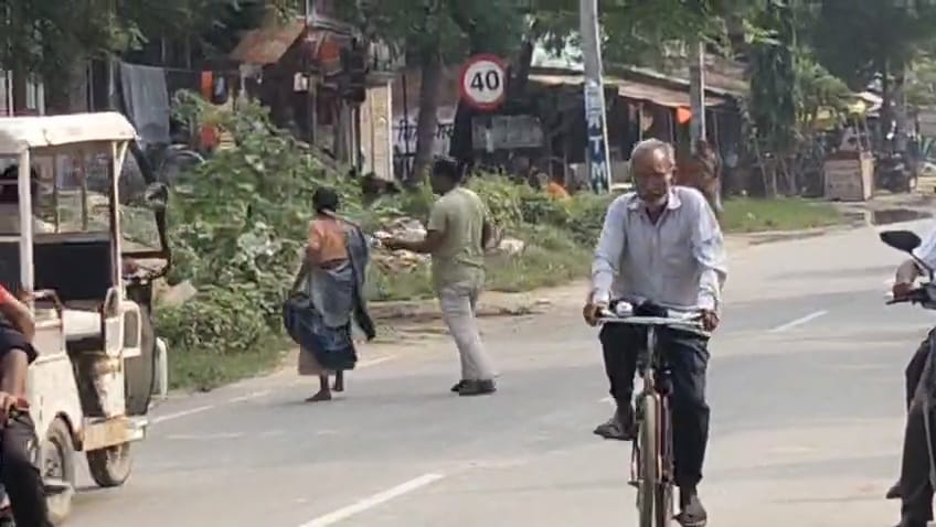 रायबरेली : मां बाप की जमीन लिखवाने के बाद बेटे का तेवर आया सामने अपनी बूढ़ी मां को मारता घर ले जा रहा है बेटा