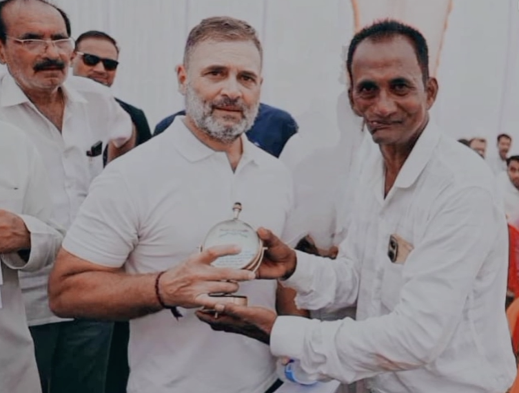 रायबरेली में दाल के दाने पर दिखे राहुल गांधी सराही गई कैंसर पीड़ित आर्टिस्ट नसीम कि कलाकारी
