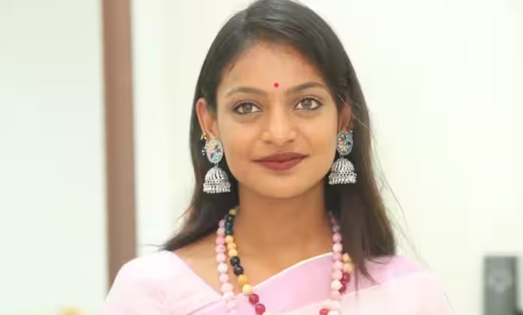महाकुंभ में माला बेचने वाली मोनालिसा दो फिल्मों चलाएंगी अदाओं के तीर?
