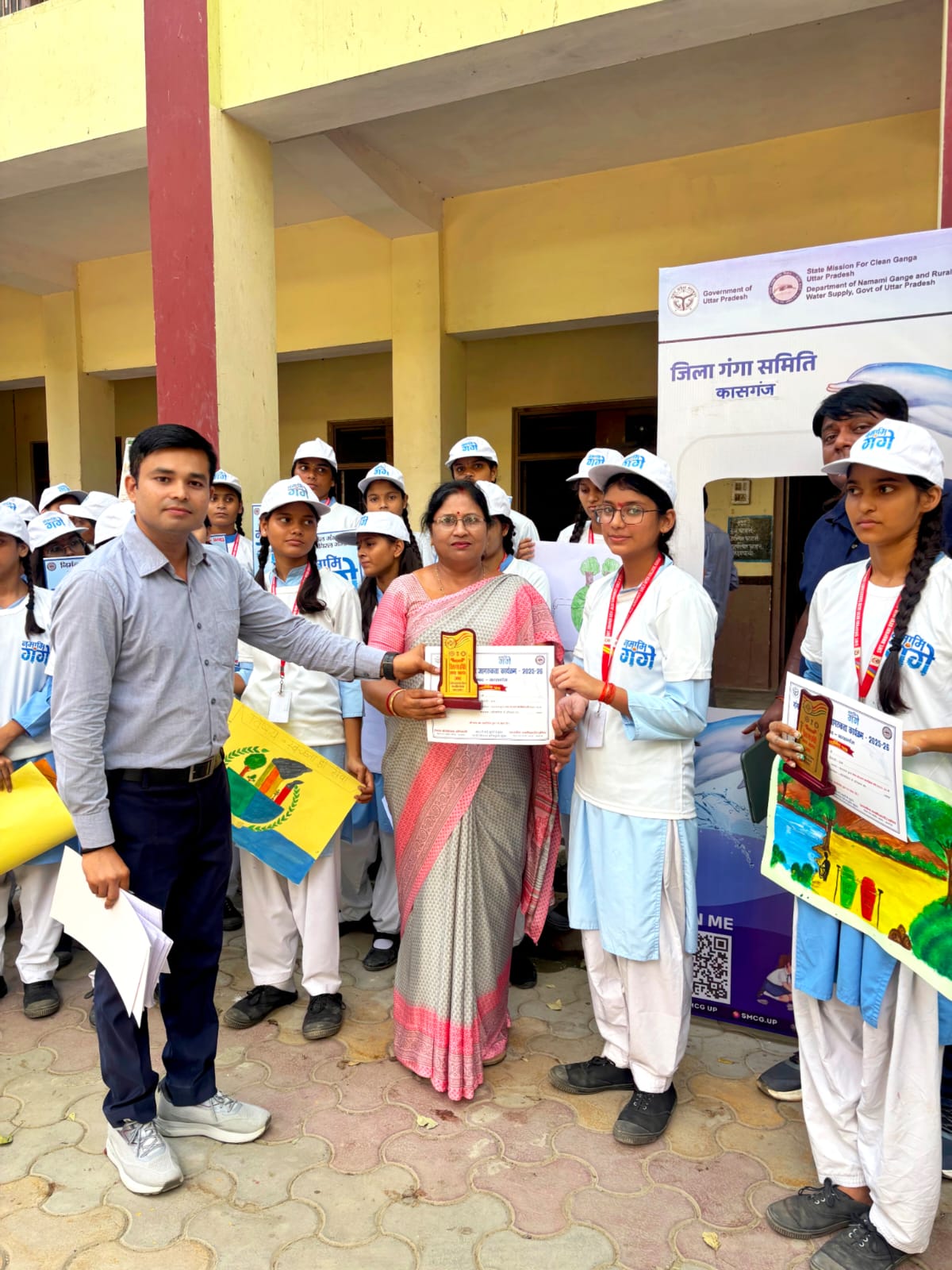 कासगंज:स्वच्छता ही सेवा विशेष अभियान के अंतर्गत जिला गंगा समिति, कासगंज एवं WWF-इंडिया के संयुक्त तत्वावधान में श्री द्रौपदी देवी जाजू सरस्वती बालिका इंटर कॉलेज में स्वच्छता के प्रति जागरूकता बढ़ाने हेतु चित्रकला एवं निबंध प्रतियोगिता का आयोजन किया गया।