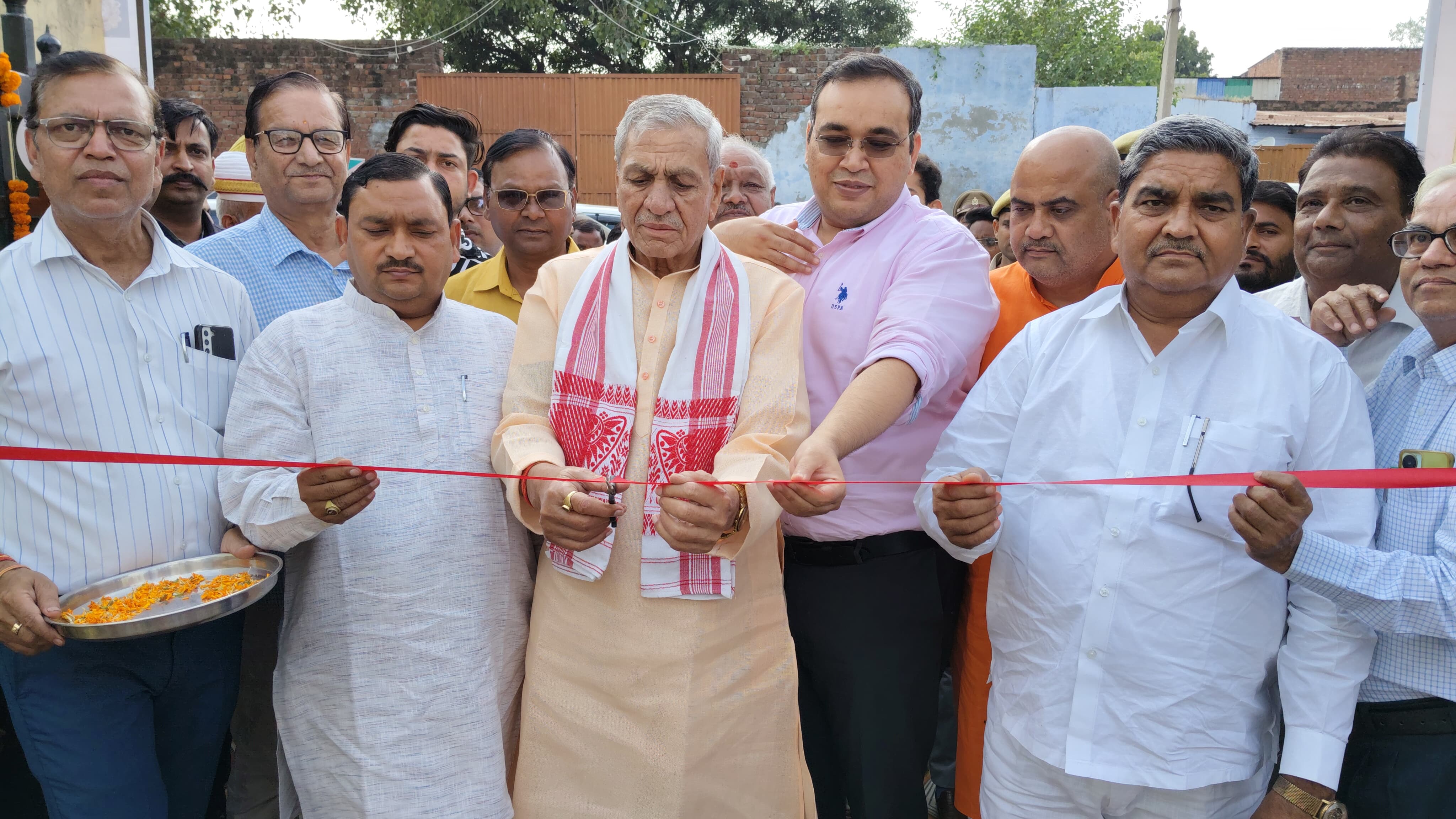 कासगंज:प्रभारी मंत्री गन्ना विकास एवं चीनी मील उत्तर प्रदेश लक्ष्मी नारायण चौधरी मा0 विधायक हरिओम वर्मा जिलाधिकारी प्रणय सिंह द्वारा फीता काटकर "यू0पी0 ट्रेड शो स्वदेशी मेला-2025" का किया गया भव्य शुभारंभ।