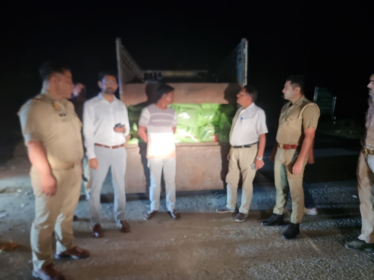 कासगंज:जिलाधिकारी ने खाद की कालाबाजारी एवं नकली खाद की बिक्री की सख्ती से रोकथाम के लिये कराई छापामार कार्यवाही