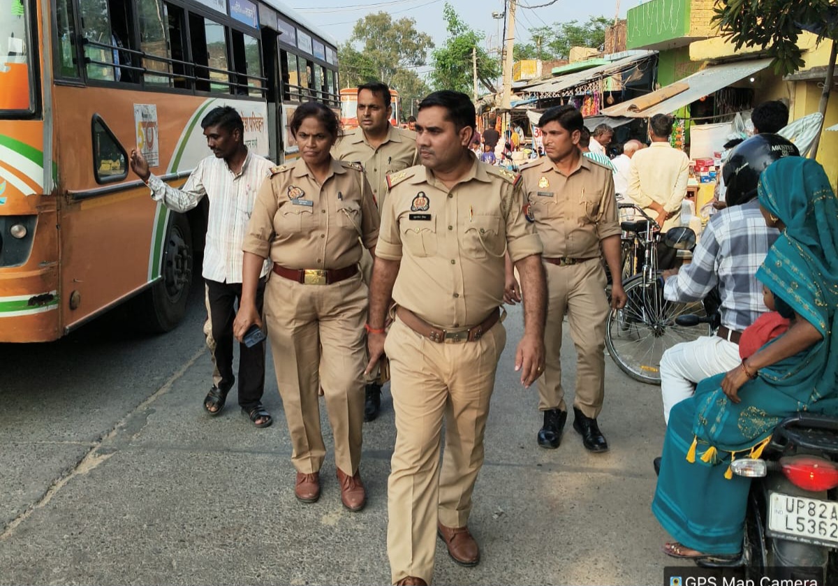 फर्रुखाबाद:दीपावली पर सुरक्षा के पुख्ता इंतज़ाम: एसपी आरती सिंह के निर्देश में कायमगंज पुलिस की पैदल गश्त