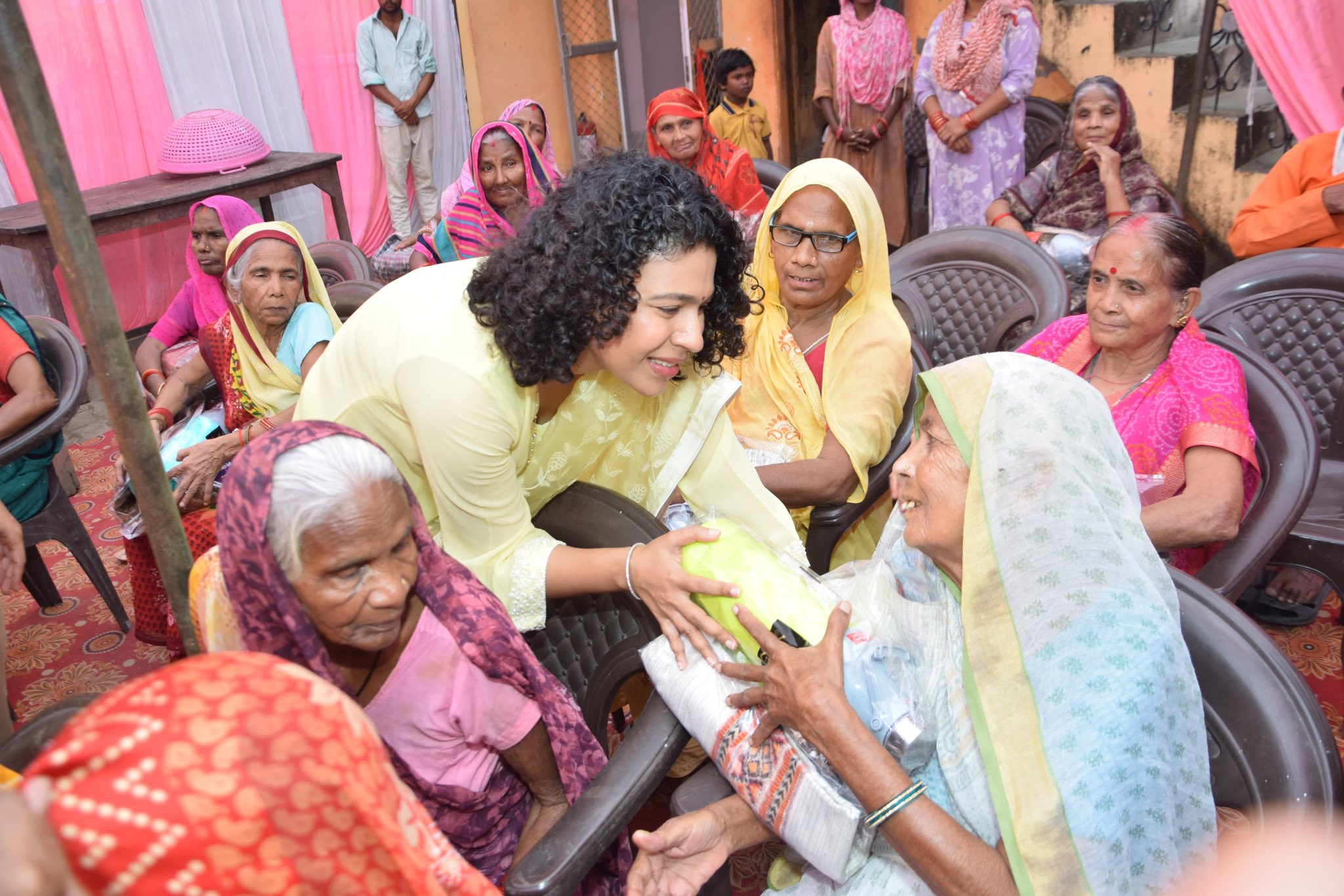 लखीमपुर खीरी: जिलाधिकारी दुर्गा शक्ति नागपाल ने वृद्धाश्रम में बुजुर्गों संग मनाई दीपावली, कहा — “हम ही उनका परिवार हैं”