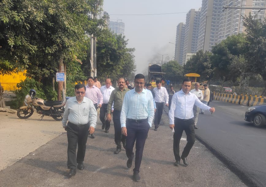 नोएडा प्राधिकरण द्वारा औद्योगिक क्षेत्रों का औचक निरीक्षण — सफाई, सड़क सुधार और अवैध कब्ज़ों पर कड़ी कार्रवाई के निर्देश