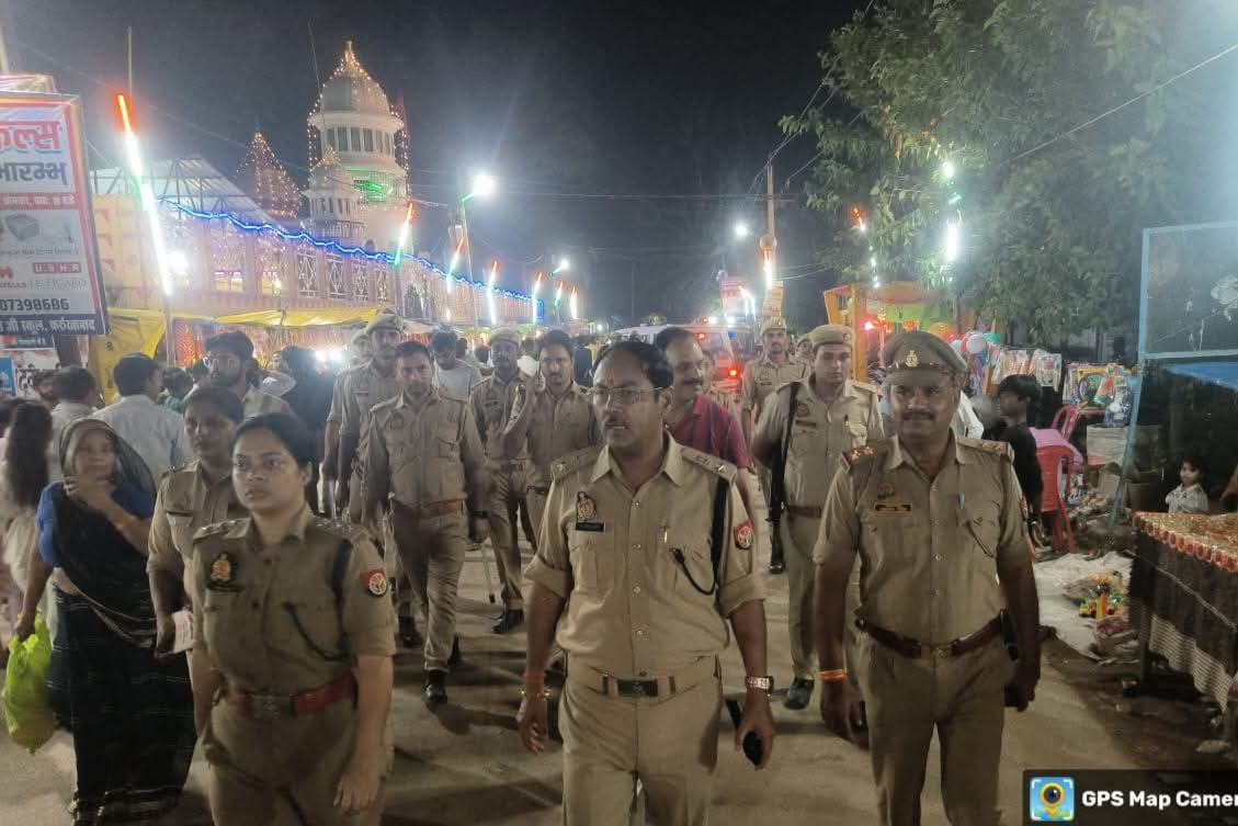 फर्रुखाबाद:अपर पुलिस अधीक्षक के नेतृत्व में मऊदरवाजा थाना क्षेत्र में पैदल गश्त