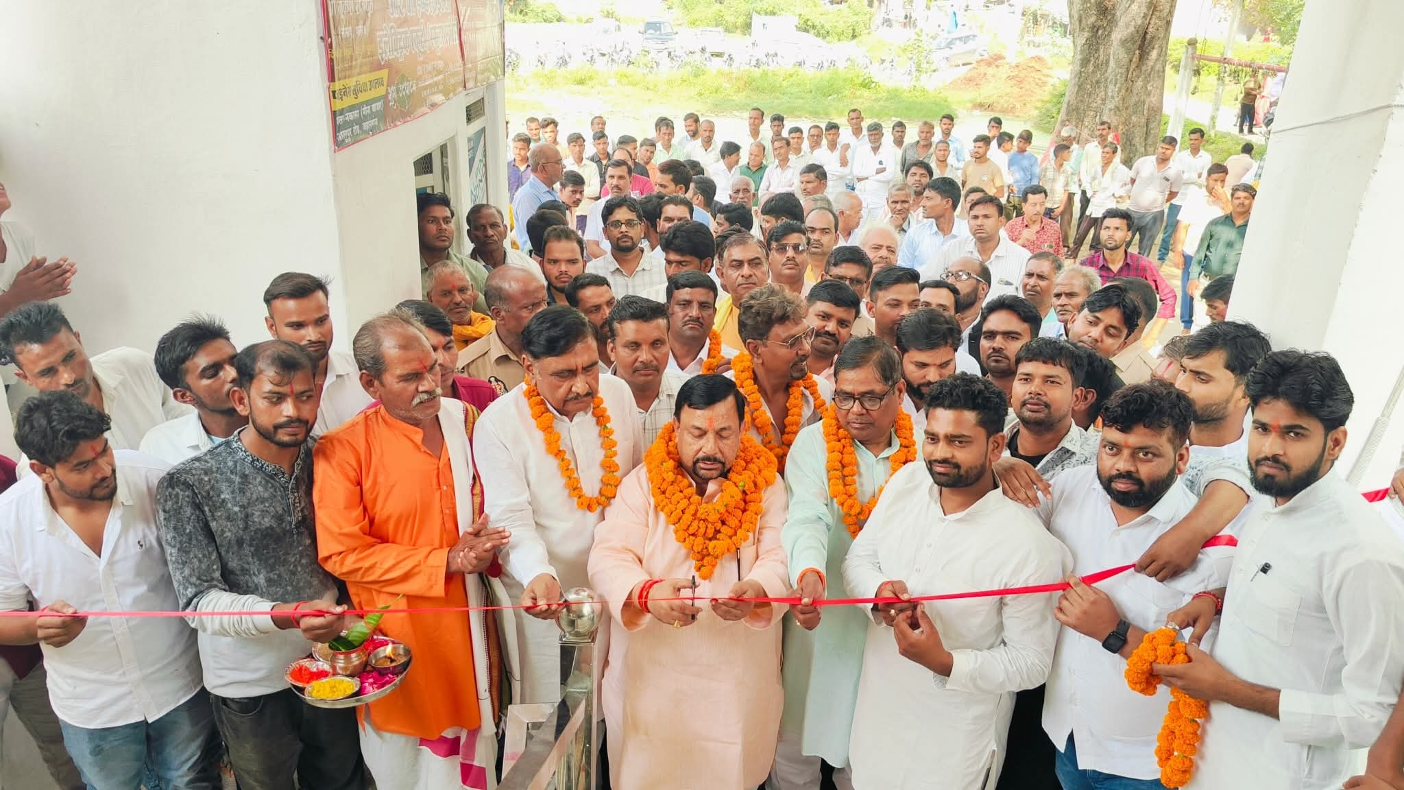 फर्रुखाबाद:जहानगंज में नवीन इलेक्ट्रिक स्कूटी/स्कूटर एजेंसी का सांसद ने किया शुभारंभ