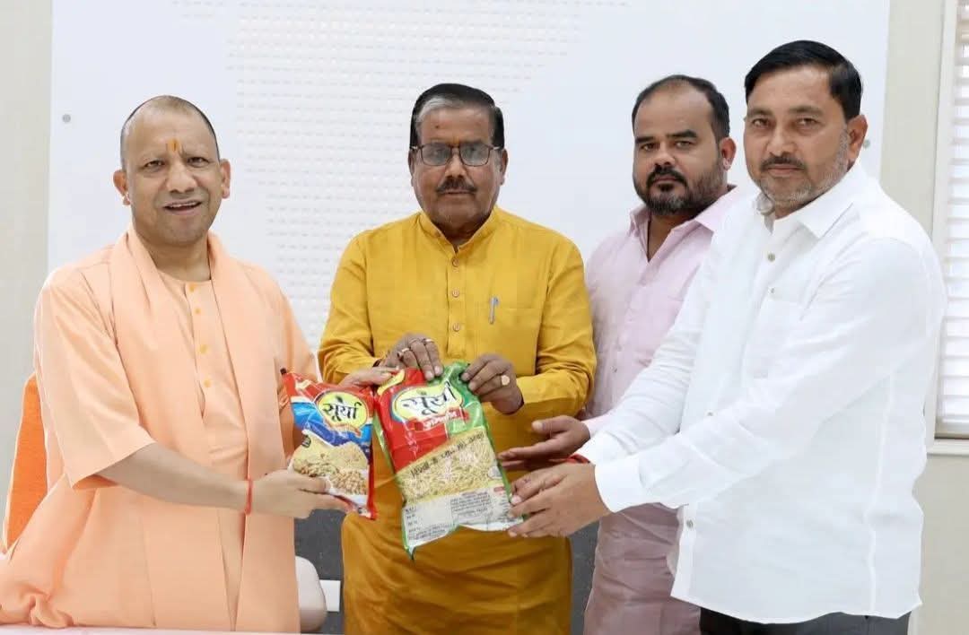फर्रुखाबाद की मशहूर सूर्या नमकीन का ब्रांड प्रमोशन ,मुख्यमंत्री योगी आदित्यनाथ व भोजपुर विधायक नागेंद्र राठौर ने दी शुभकामनाएं