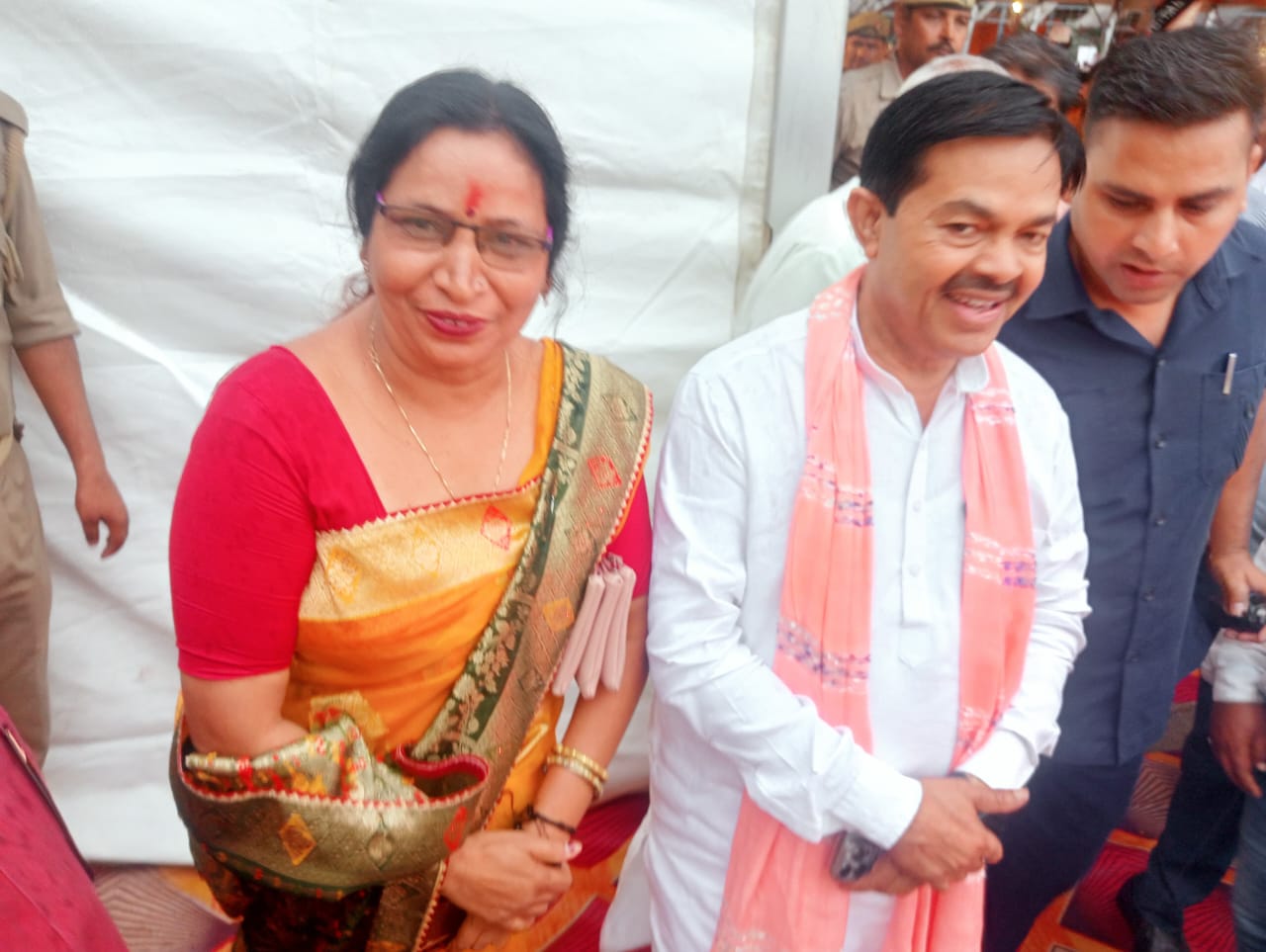 फर्रुखाबाद:सातनपुर मंडी में दिव्यांगजन उपकरण वितरण कार्यक्रम में मंत्री बीएल वर्मा ने रमला राठौर की सराहना की