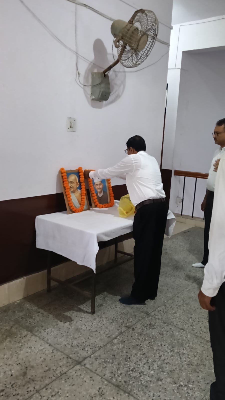 आजमगढ़: मुख्य चिकित्साधिकारी कार्यालय पर महात्मा गाँधी और पूर्व प्रधानमंत्री लाल बहादुर शास्त्री की जयंती मनाई गयी