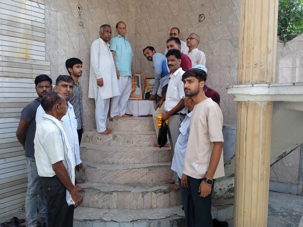 लखीमपुर खीरी : गांधी जयंती पर कांग्रेसियों ने गोला सदर चौराहा पर महात्मा गांधी के चित्र पर माल्यार्पण कर नमन कर उन्हें याद किया