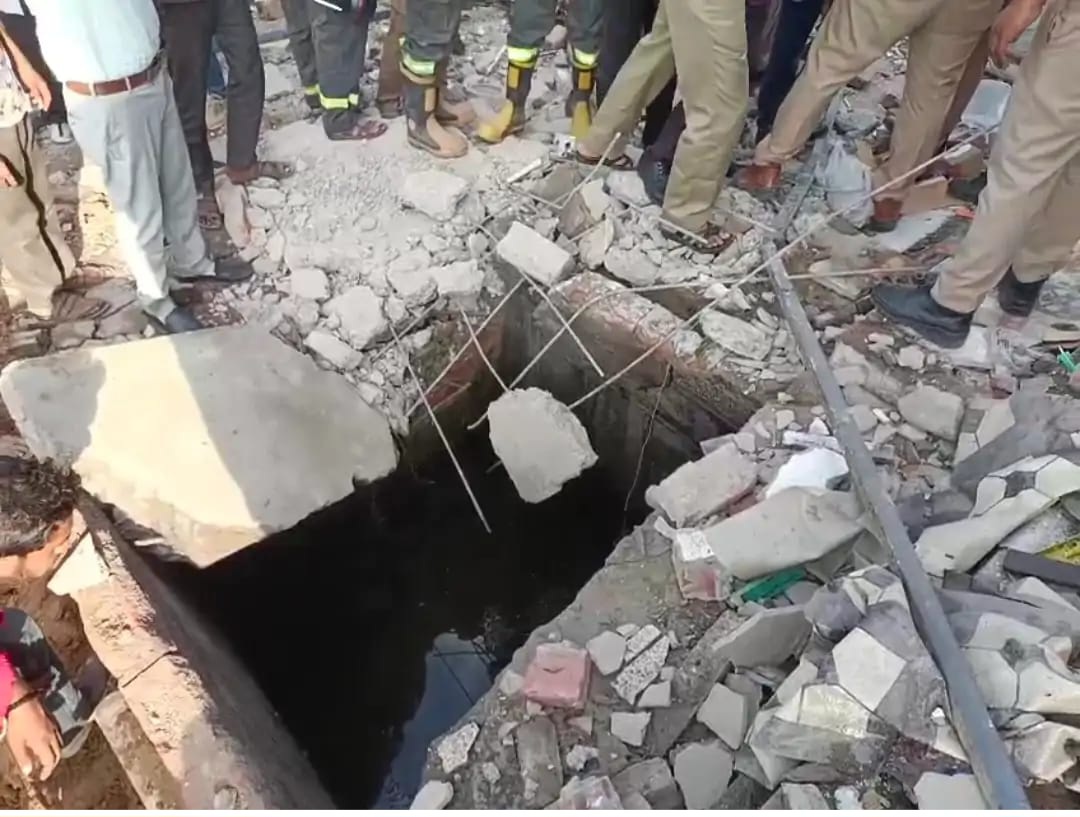 फर्रुखाबाद में भीषण विस्फोट से दो युवकों की मौत: सेप्टिक टैंक में छिपाया गया आतिशबाजी का सामान बना मौत का सबब।