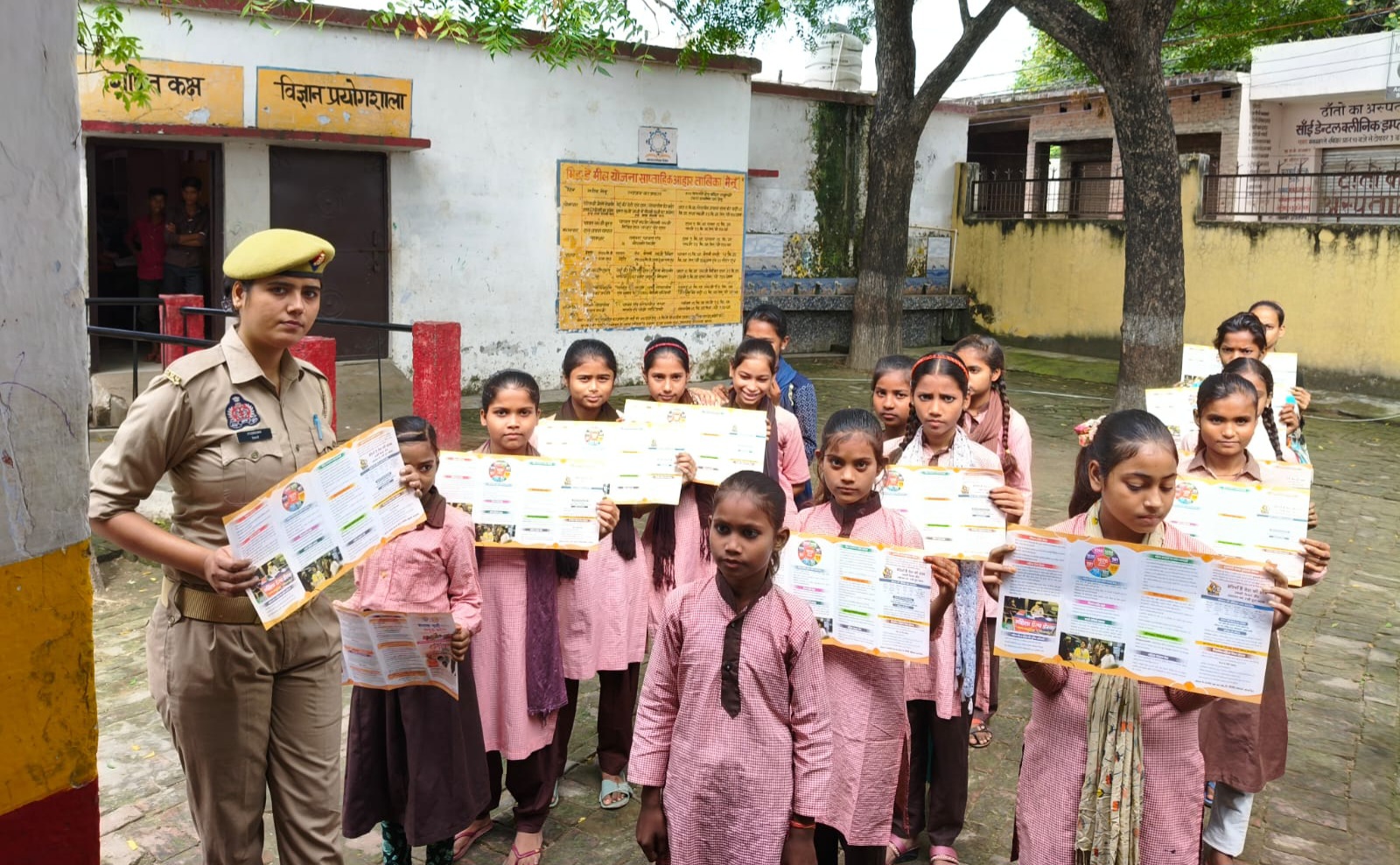 फर्रुखाबाद:मिशन शक्ति 5.0: शमशाबाद में एंटी रोमियो टीम ने बालिकाओं को हेल्पलाइन नंबर की जानकारी दी