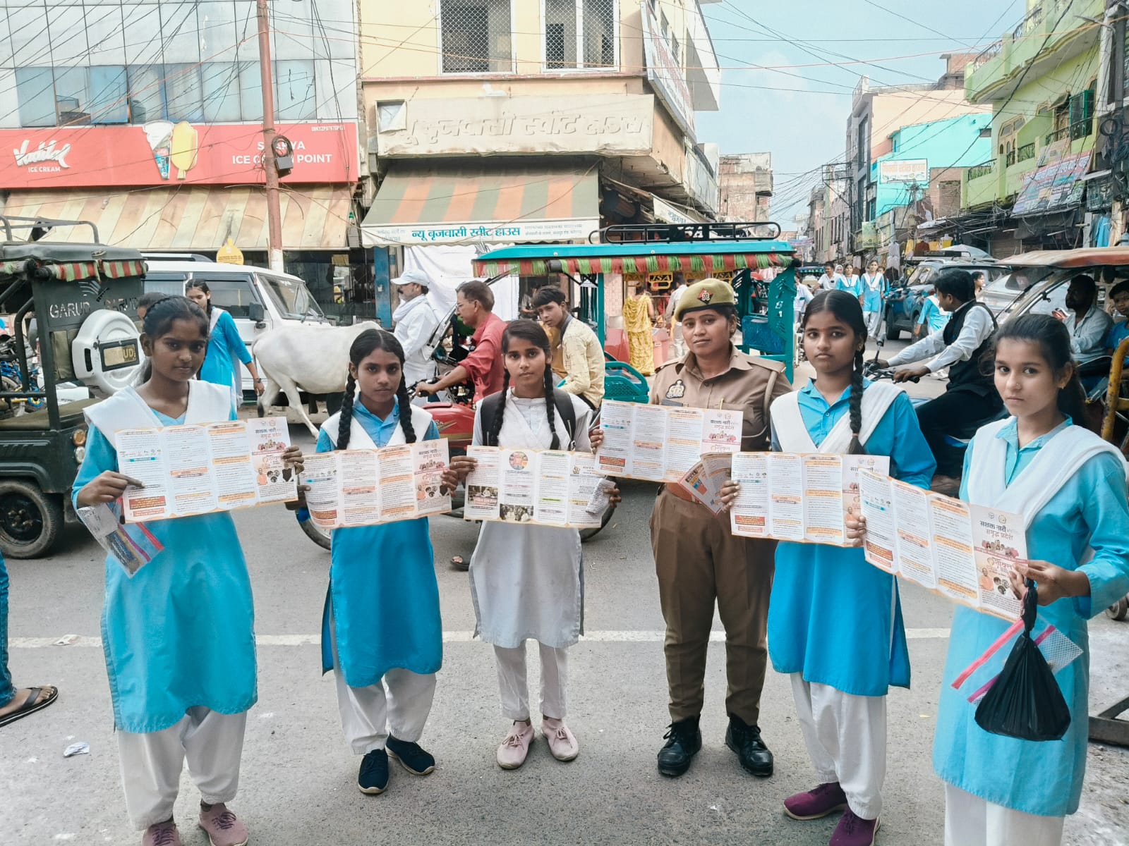 फर्रुखाबाद में मिशन शक्ति अभियान 5.0 के तहत बालिकाओं को हेल्पलाइन नंबर और सरकारी योजनाओं की जानकारी दी गई
