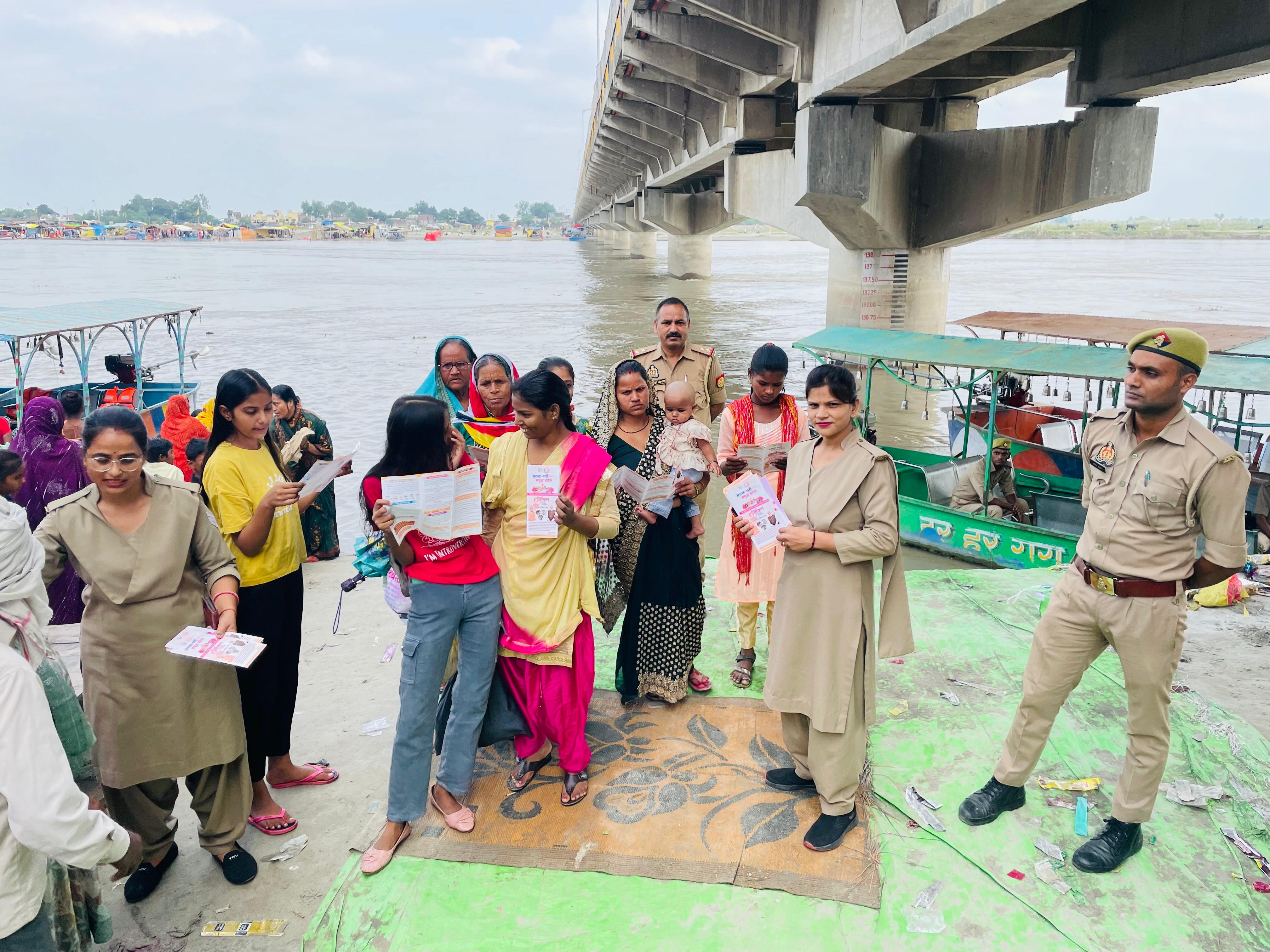फर्रुखाबाद: मिशन शक्ति अभियान के तहत एंटी रोमियो टीम ने बालिकाओं को किया जागरूक