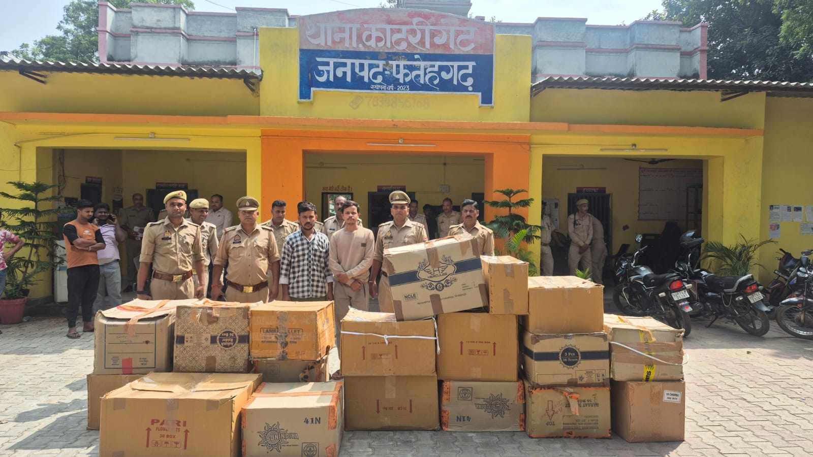 फर्रुखाबाद:थाना कादरीगेट पुलिस ने आतिशबाजी से भरे 19 कार्टून के साथ दो अभियुक्तों को किया गिरफ्तार