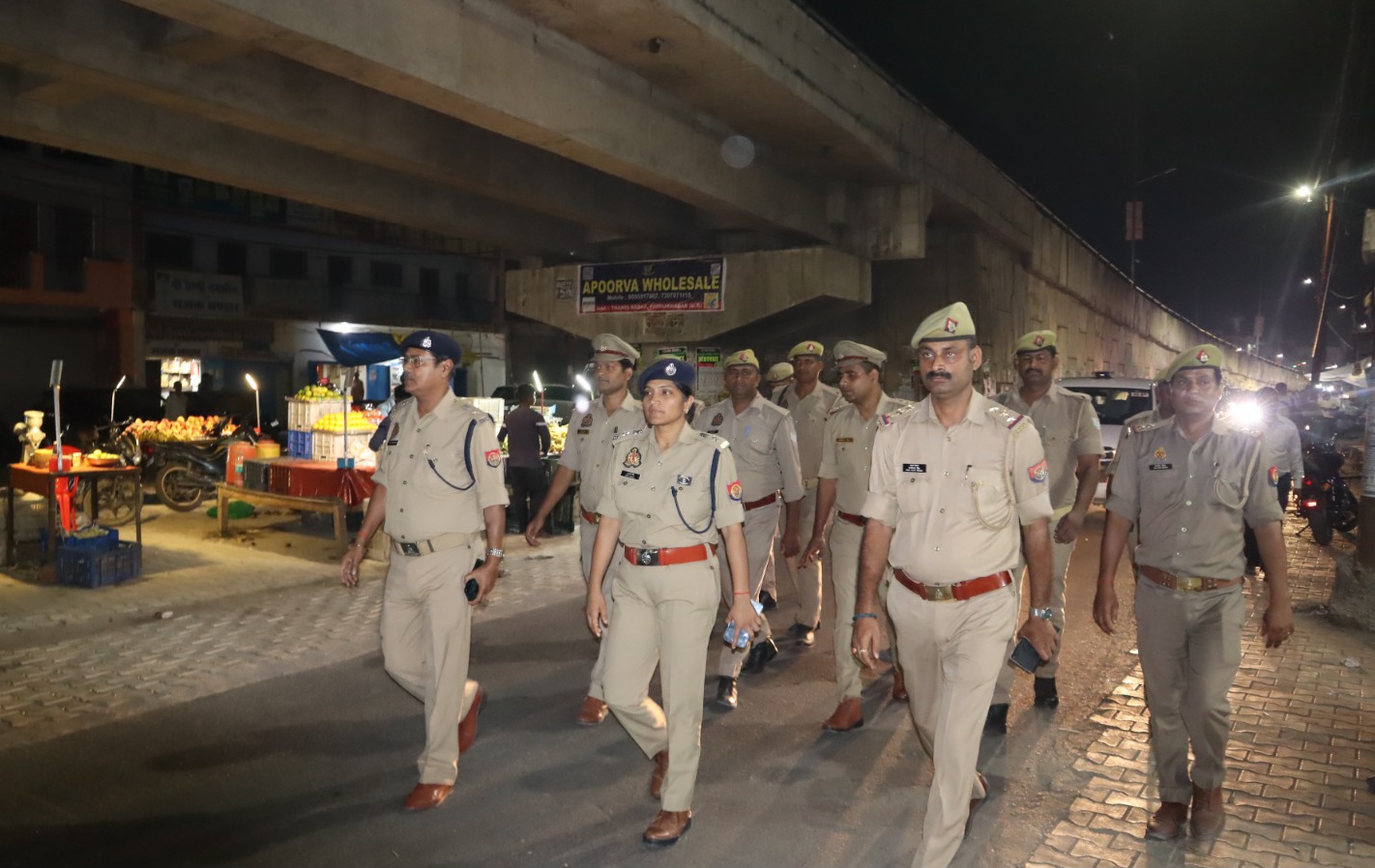 फर्रुखाबाद पुलिस अधीक्षक आरती सिंह ने क्षेत्र में किया फ्लैग मार्च, जनता को दिलाया सुरक्षा का भरोसा