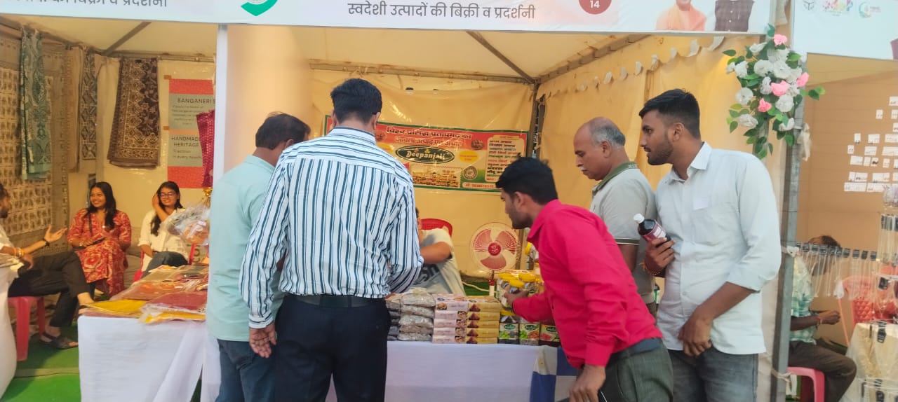 प्रयागराज: स्वदेशी मेले में खरीददारों की भीड़, शाम को लोक गायन से कलाकारों ने दर्शकों का मन मोह लिया