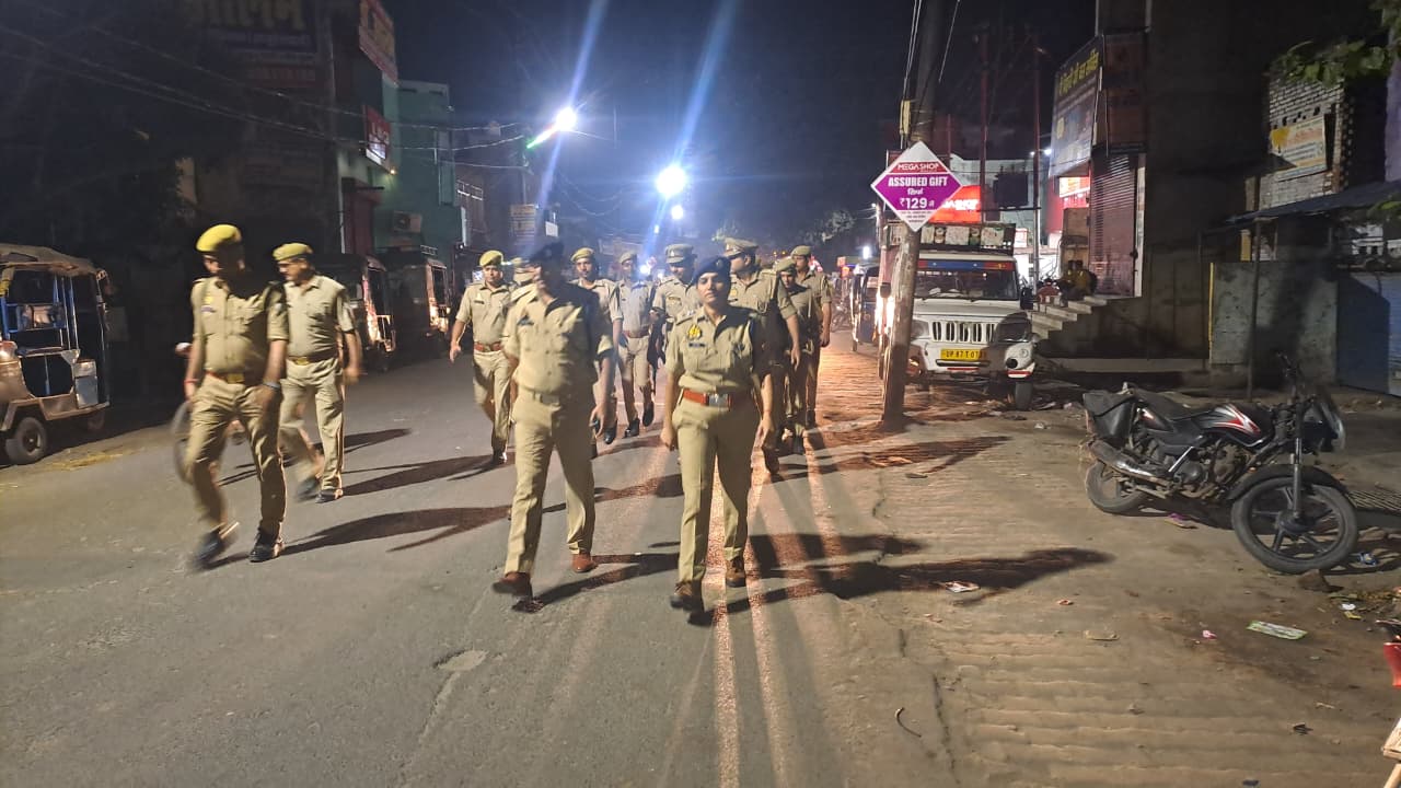 फर्रुखाबाद:पुलिस अधीक्षक आरती सिंह ने थाना कादरीगेट क्षेत्र में की पैदल गश्त, सुरक्षा व्यवस्था का लिया जायज़ा