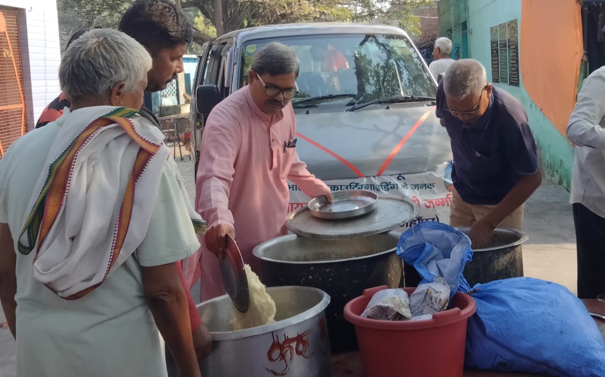 बदायूं : कुष्ठ रोगियों को स्काउट संस्था ने बांटा दैनिक उपयोग का सामान और भोजन