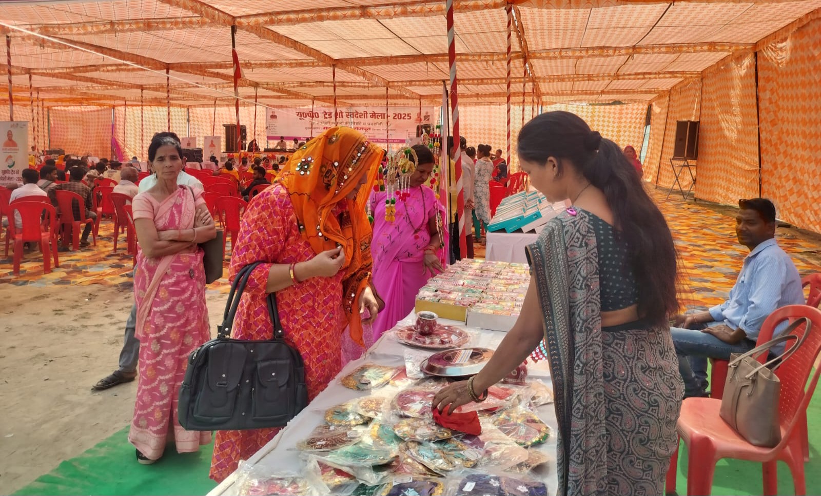 फर्रुखाबाद:जनपद स्तरीय ट्रेड शो-2025 (स्वदेशी मेला) के पांचवें दिन उमड़ी भारी भीड़, दीपावली की खरीदारी के साथ झूमे दर्शक