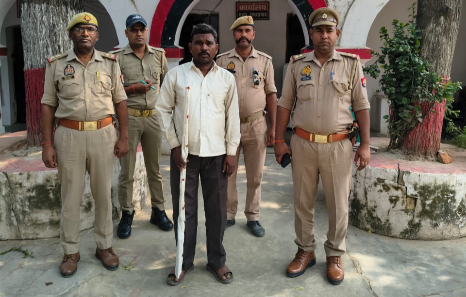 फर्रुखाबाद:शमसाबाद पुलिस की बड़ी कार्रवाई : एक अभियुक्त नाजायज रायफल व जिंदा कारतूस के साथ गिरफ्तार