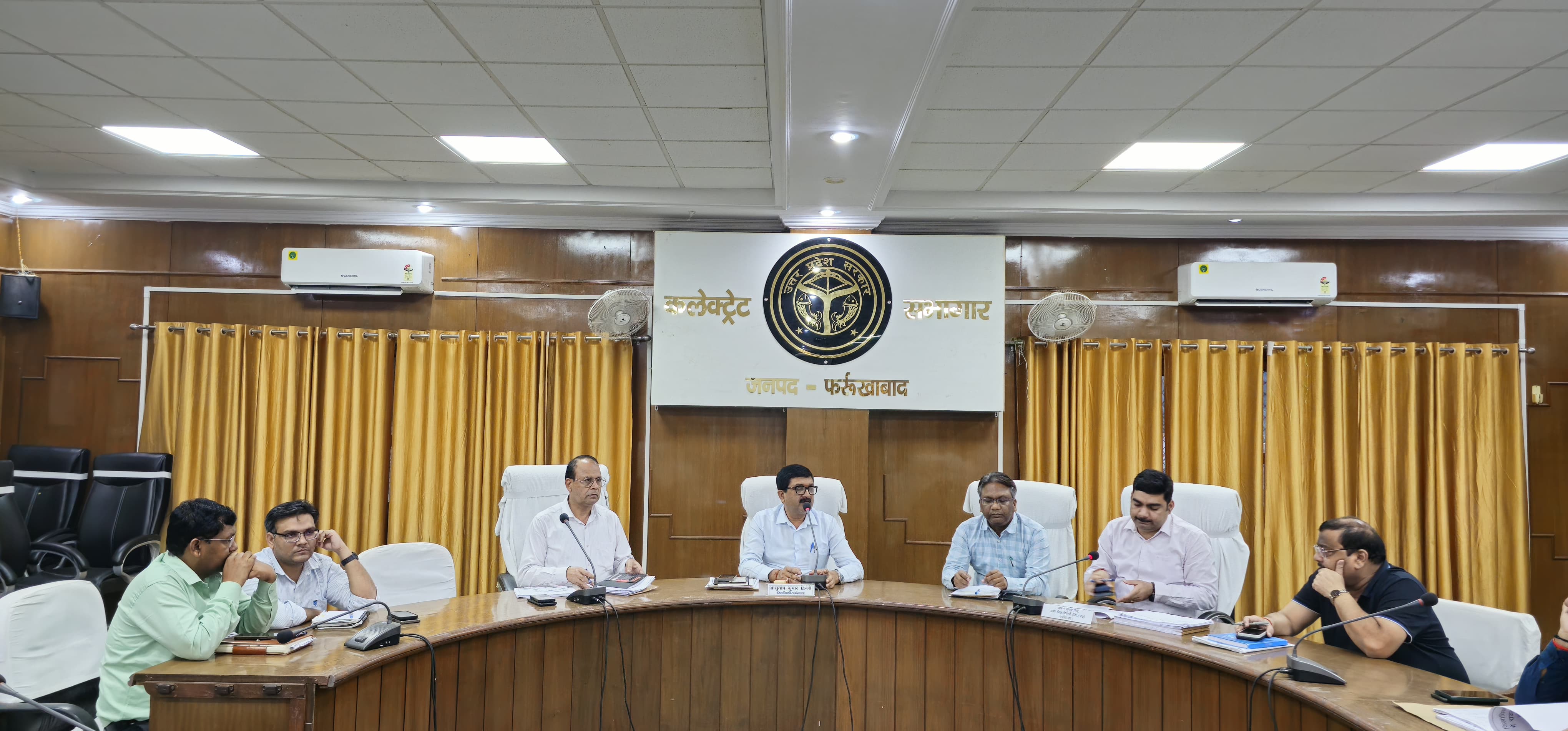 फर्रुखाबाद: सीएम डैशबोर्ड समीक्षा में जनपद की रैंक 26, जिलाधिकारी ने की कड़ी नाराजगी व्यक्त