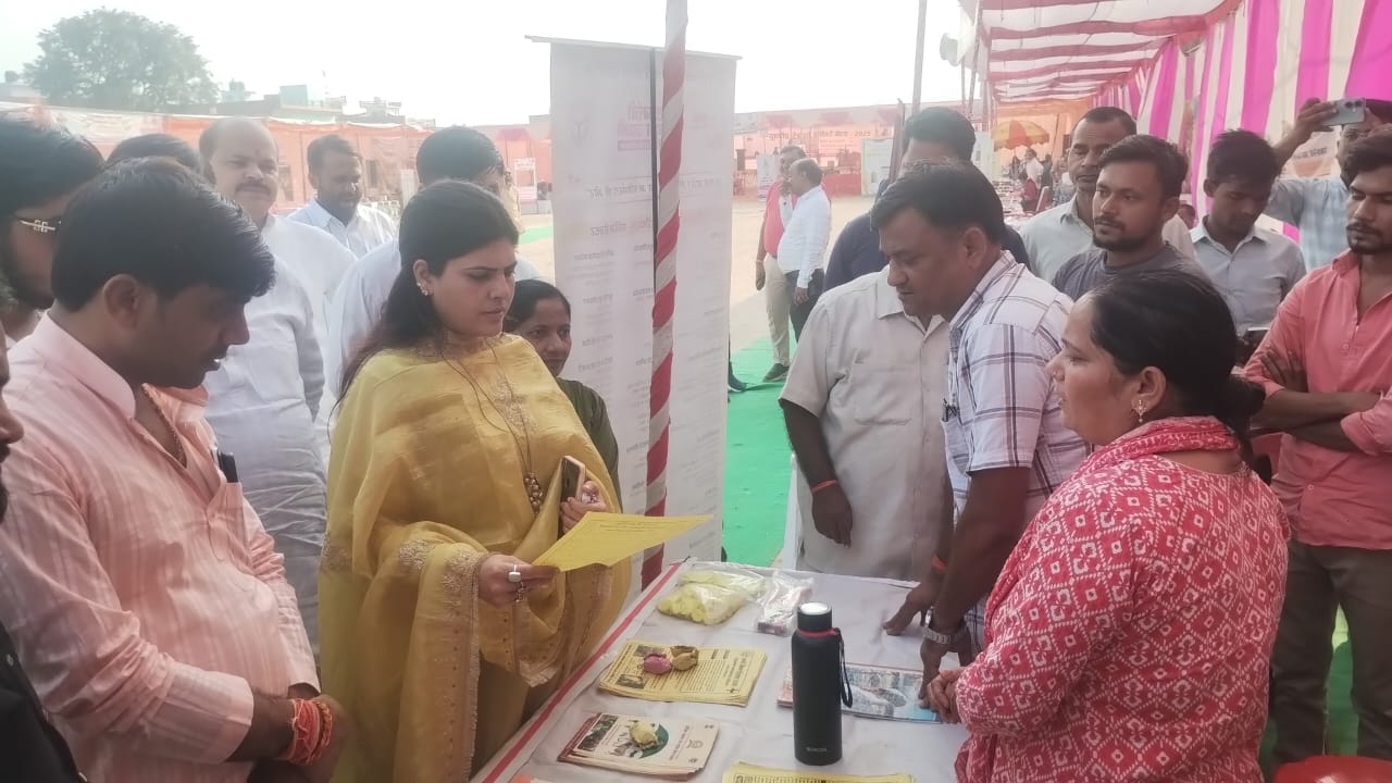 फर्रुखाबाद में स्वदेशी मेला-2025 में उमड़ी भीड़, पीएम विश्वकर्मा योजना पर उद्यमिता जागरूकता कार्यक्रम आयोजित