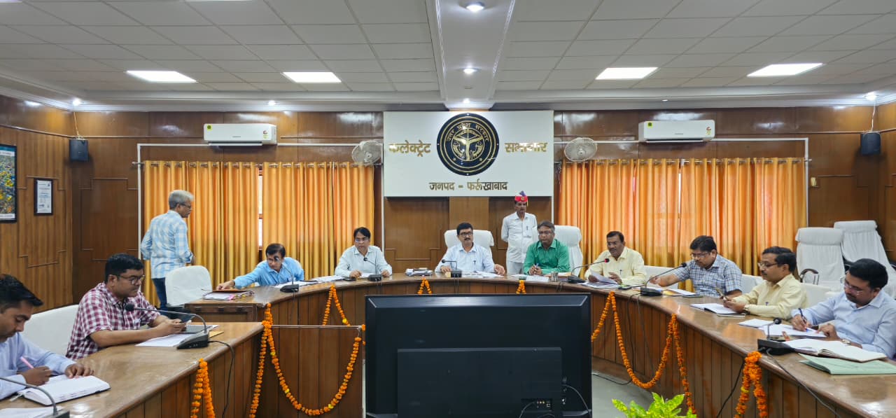 फर्रुखाबाद:जिलाधिकारी ने जीरो पॉवर्टी अभियान की समीक्षा बैठक की, सभी विभागों को लाभार्थियों को योजनाओं से जोड़ने के निर्देश