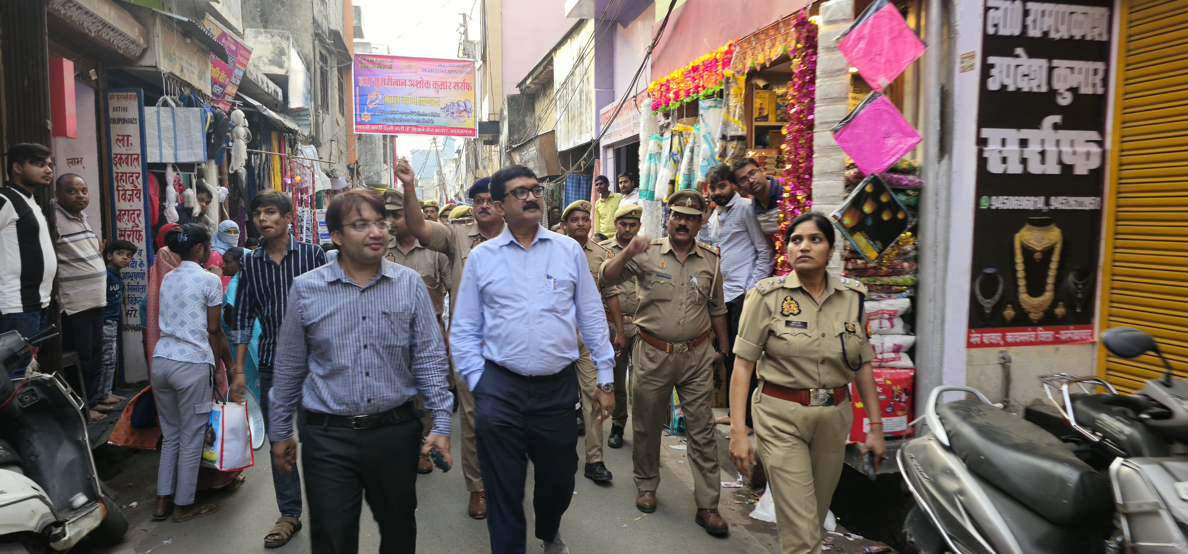 फर्रुखाबाद:धनतेरस व दीपावली पर्व को लेकर डीएम व एसपी ने बाजारों में किया पैदल गश्त, सुरक्षा व्यवस्था का लिया जायज़ा।