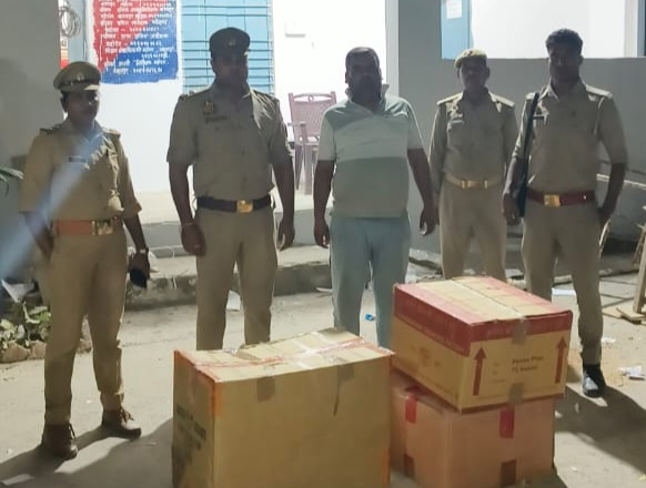 फर्रुखाबाद:अवैध आतिशबाजी भंडारण पर पुलिस की बड़ी कार्रवाई, एक गिरफ्तार।