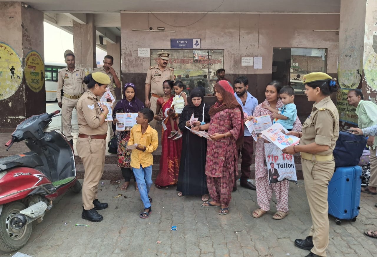 फर्रुखाबाद:मिशन शक्ति 5.0 के तहत एंटी रोमियो टीम ने महिलाओं व बालिकाओं को किया जागरूक