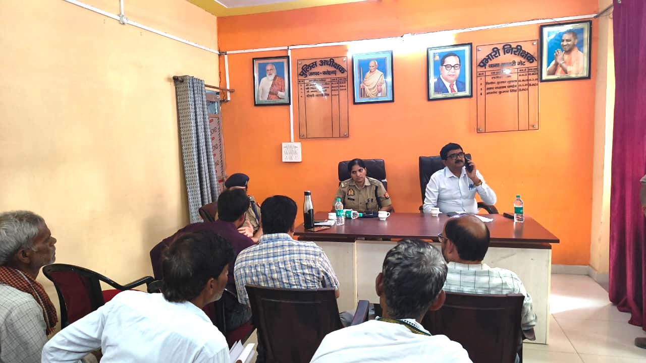 फर्रुखाबाद:थाना समाधान दिवस पर जिलाधिकारी व पुलिस अधीक्षक ने सुनी जनसमस्याएँ।