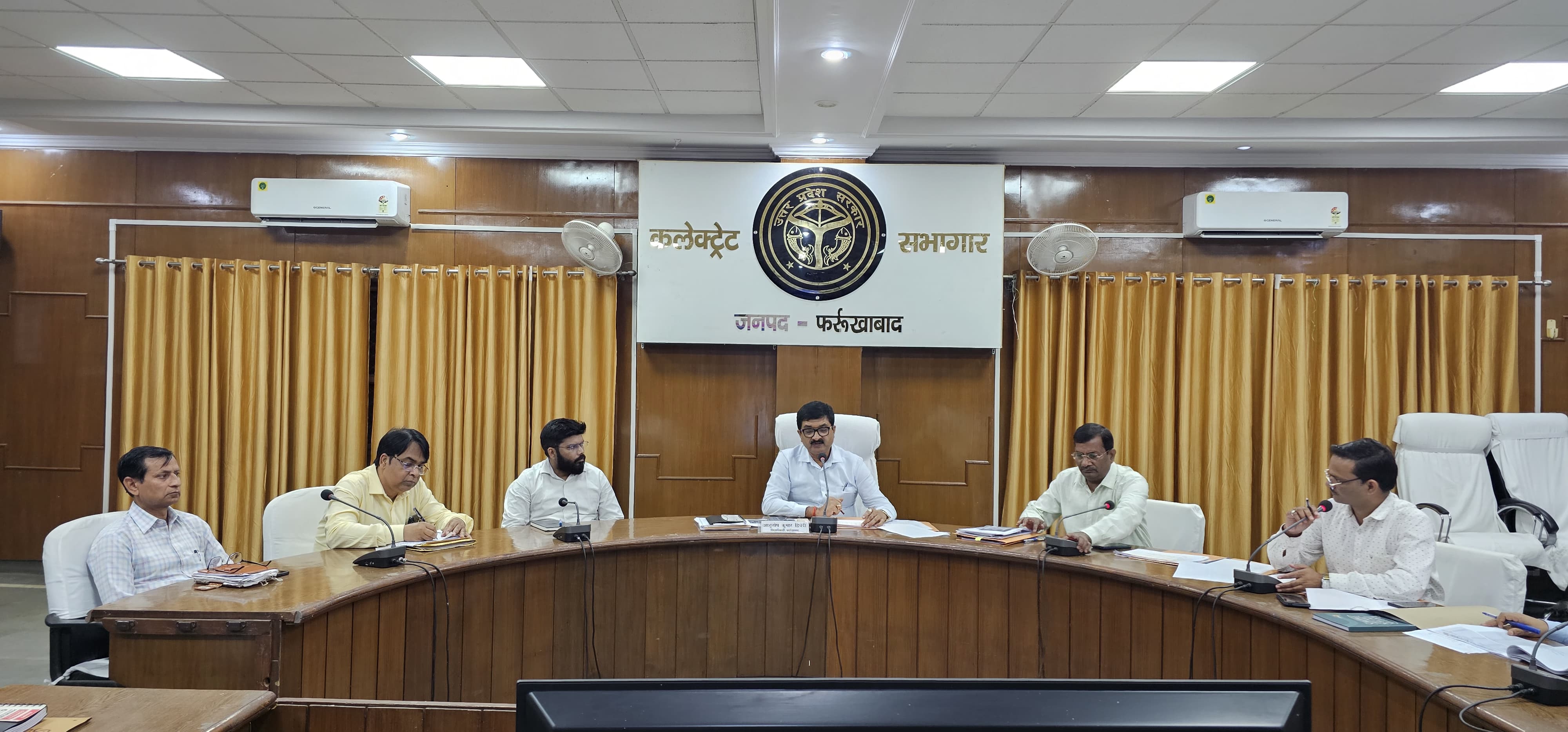 फर्रुखाबाद में जिलाधिकारी की अध्यक्षता में विभागीय समीक्षा बैठक सम्पन्न, विकास कार्यों की प्रगति की हुई विस्तृत समीक्षा