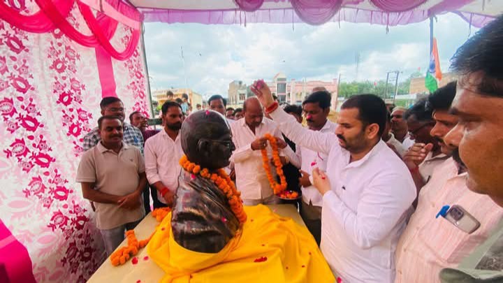 लखीमपुर खीरी : गांधी जयंती के अवसर पर गोला विधायक ने महात्मा गांधी जी की प्रतिमा का किया अनावरण