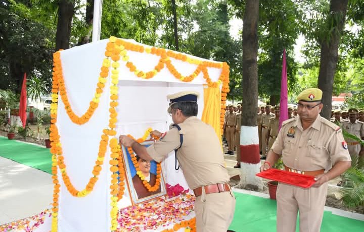 लखीमपुर खीरी : गाँधी जयंती पर पुलिस लाइन में महात्मा गांधी व  लाल बहादुर शास्त्री के चित्रों का लोकार्पण एवं माल्यार्पण कर पुलिस कर्मियों को दिलाई गई शपथ