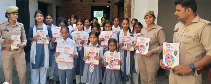 लखीमपुर खीरी : मिशन शक्ति अभियान 5.0 के अन्तर्गत थाना मैलानी की महिला शक्ति टीम द्वारा सरस्वती शिशु मंदिर की छात्राओं को किया गया जागरूक