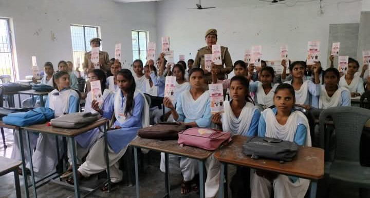 लखीमपुर खीरी : मिशन शक्ति अभियान 5.0 के तहत महिला शक्ति टीम द्वारा सत्यवती पटेल डिग्री कालेज ममरी की छात्राओं को किया गया जागरूक