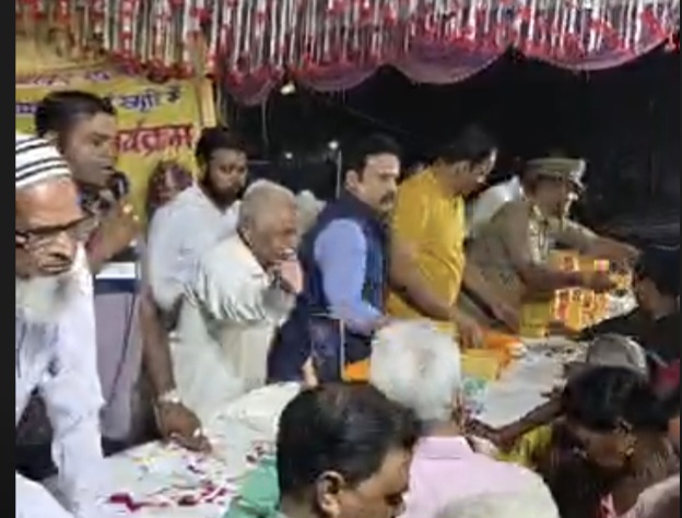 फर्रुखाबाद:विकास मंच द्वारा दीपावली पर 1500 परिवारों को मिठाई वितरण, खुशियों से झूम उठी कांशीराम कॉलोनी