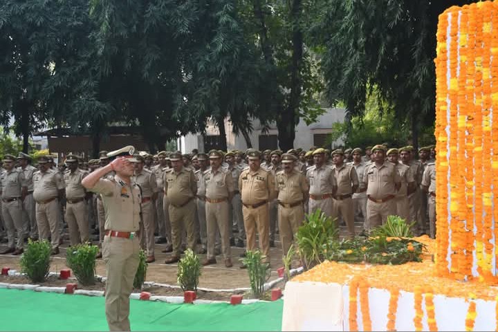 लखीमपुर खीरी : पुलिस स्मृति दिवस पर एसपी ने शहीद पुलिसकर्मियों को पुष्पचक्र अर्पित कर दी श्रद्धांजलि
