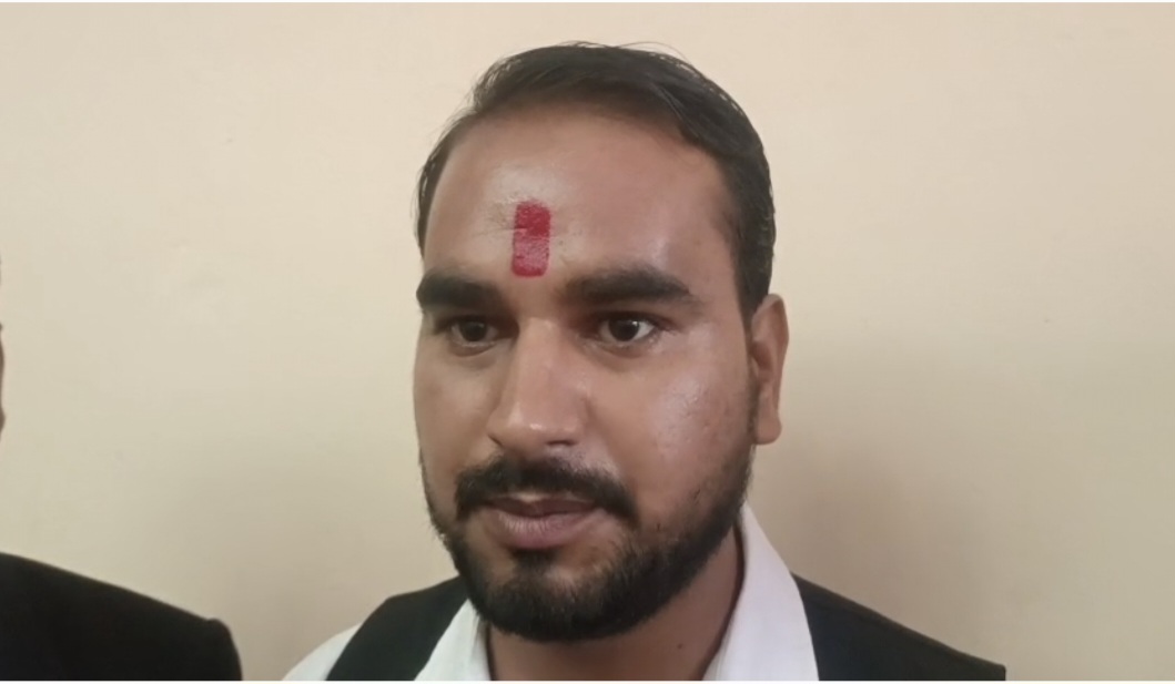 फर्रुखाबाद:तहसील परिसर में वकील के साथ अभद्रता, पुलिसकर्मियों पर कार्रवाई की मांग